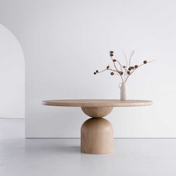 tavolo rotondo di design in legno naturale con base scultorea centrale