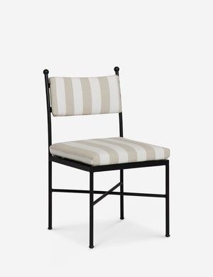 Sedia moderna da esterno beige a righe con struttura in metallo